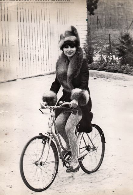 #30 Maria Cuadra riding a bicicleta