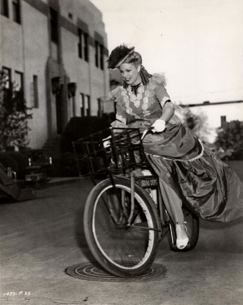 #32 Ann Fredericks riding a Sound Department bike.