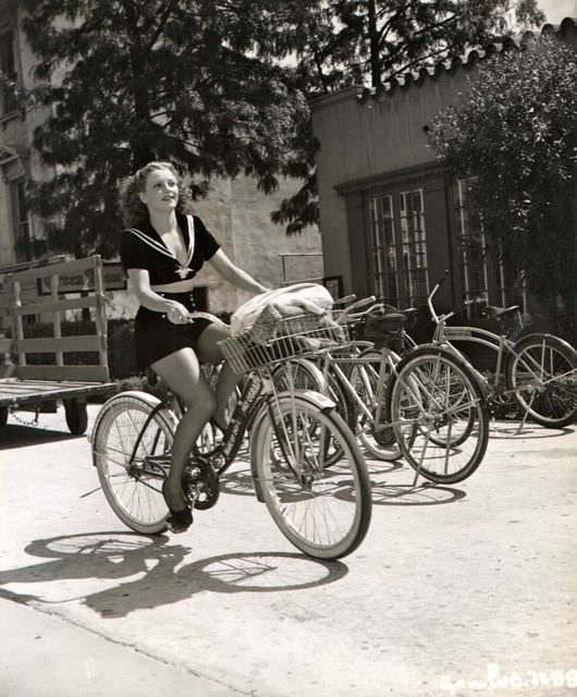 #36 Julie Bishop steals a bike.