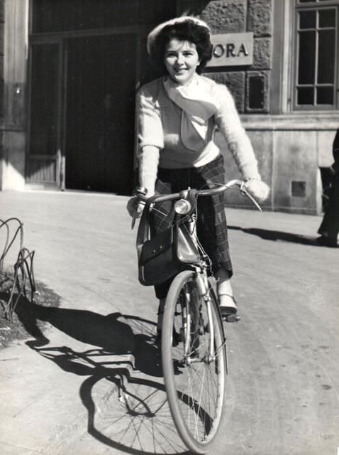 #45 Delia Scala riding a bike.