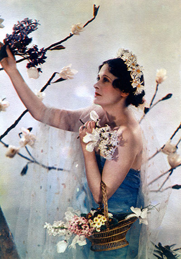 #37 Lady Anne Rhys poses as the goddess Flora