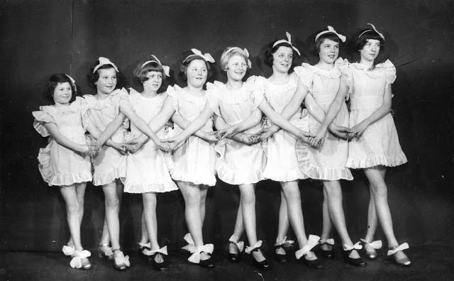 #33 Penistone dancers, 1933