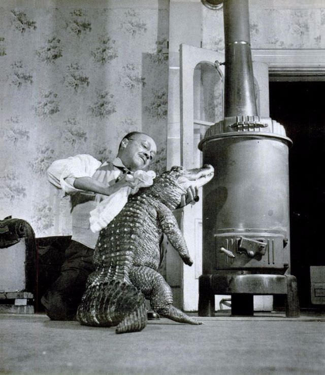 People Casually hanging Out With Alligators In The Past Weird