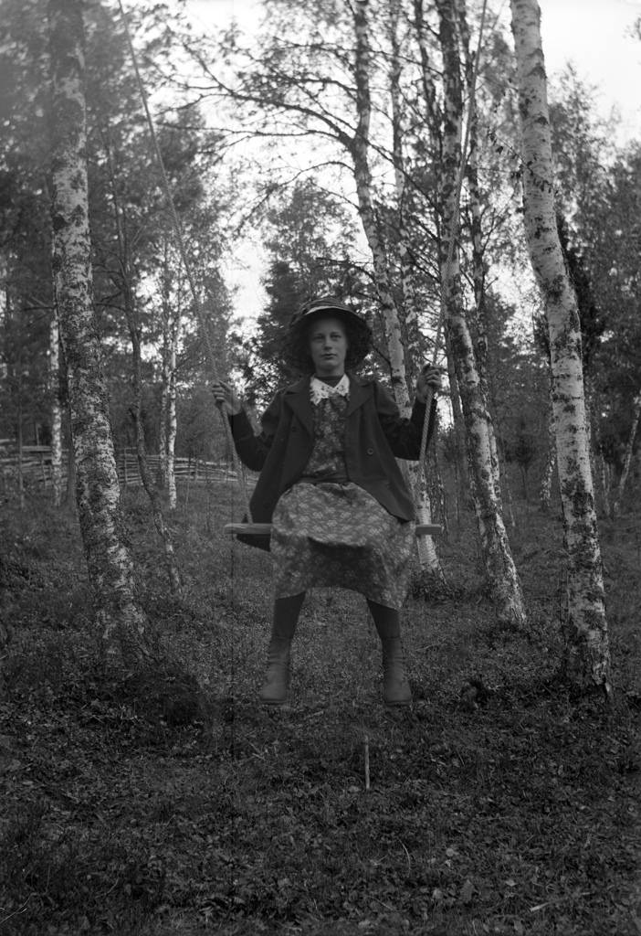 #13 Elin Larsson in the swing, 1914.