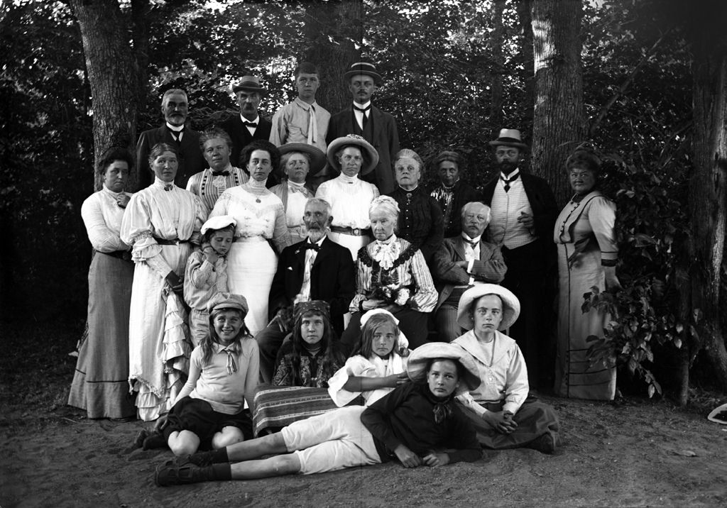#16 Group portrait, Nobynäs, ca. 1920s.