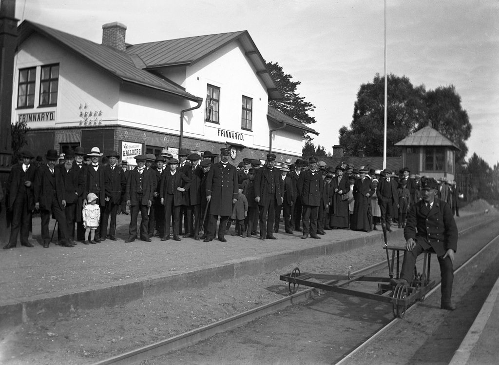#21 Market visitors waiting for the train to Tranas. Frinnaryds station, 1913