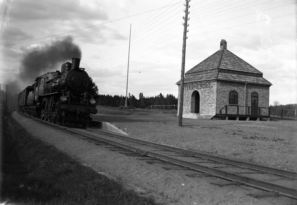 #2 Southbound train at the newly built station house in Stjärneborg, 1914.