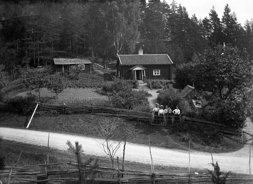 #26 Rakelt, really Peraklet, was a cottage in Vrångsjö manor in Marbäck parish. Lay next to old highway Tranas – Eksjö visible in the foreground, 1913.