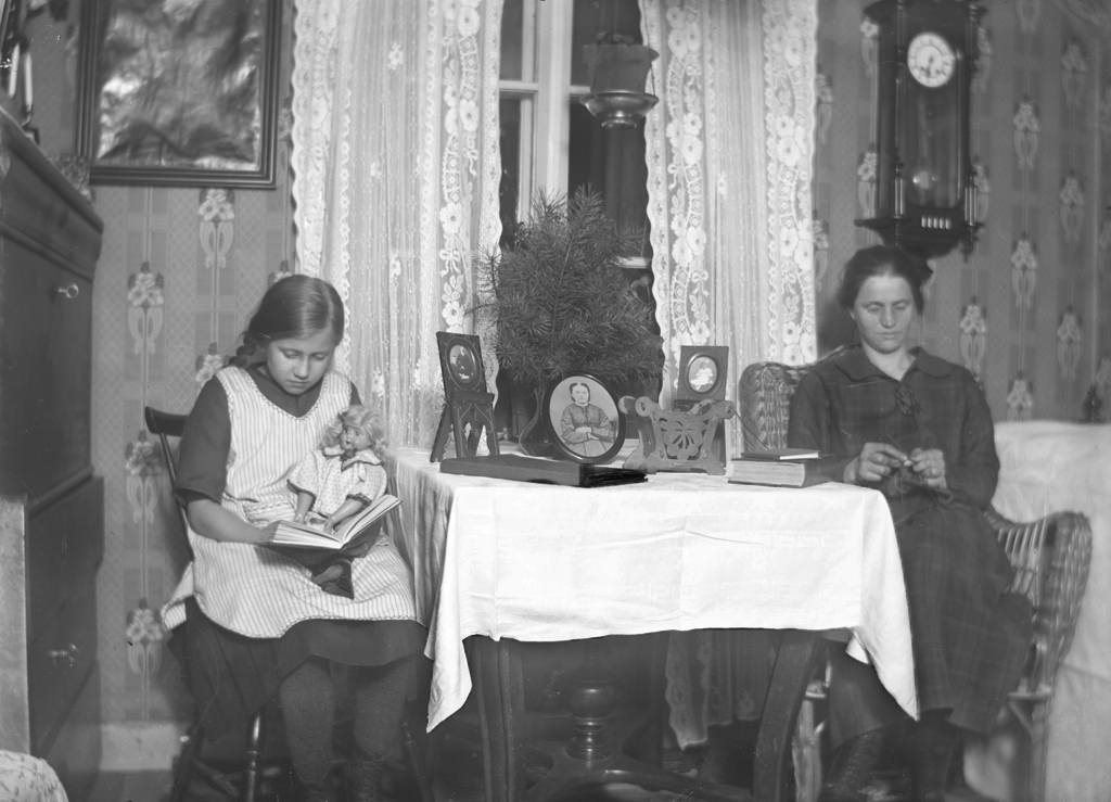 #30 Ellen and Ella Lisa, 1926.