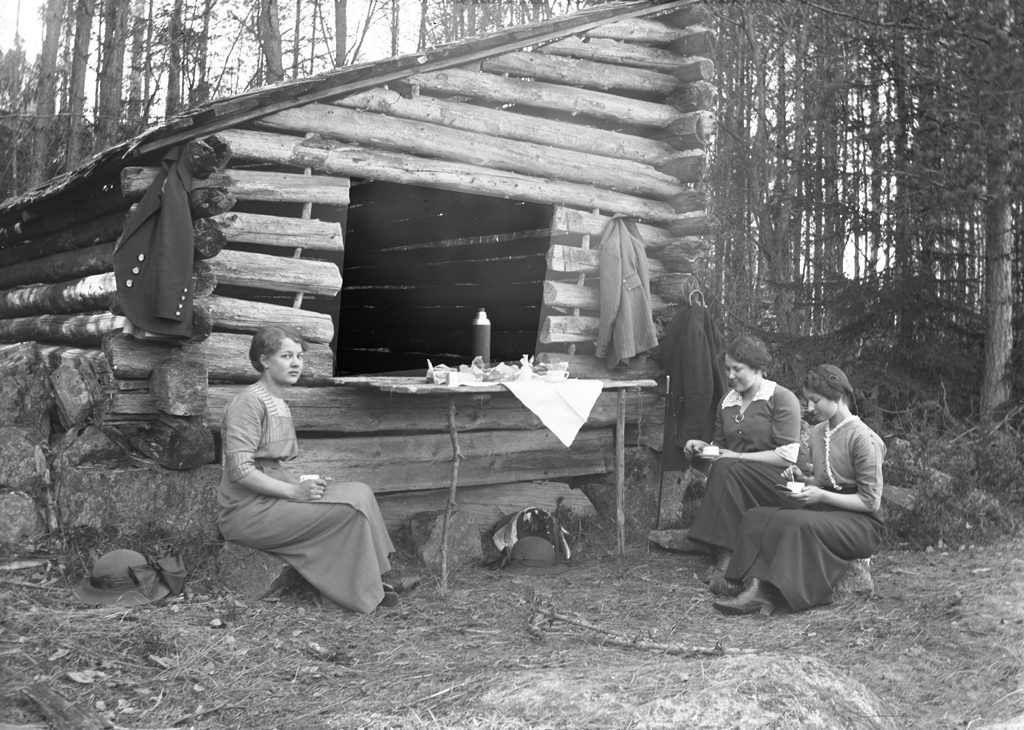 #33 The young ladies are Carol Aurell, Maja Andersson and Klara Torsson, the latter teacher at Frinnaryds church school, 1915.