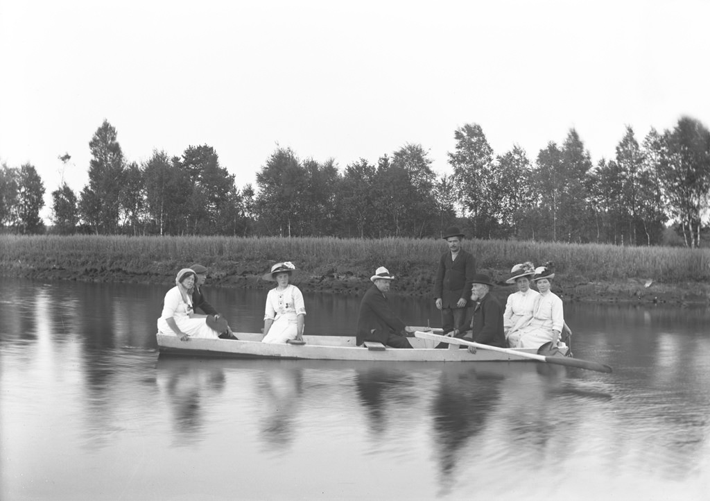 #35 Rowing on the river in Svartån, 1912.