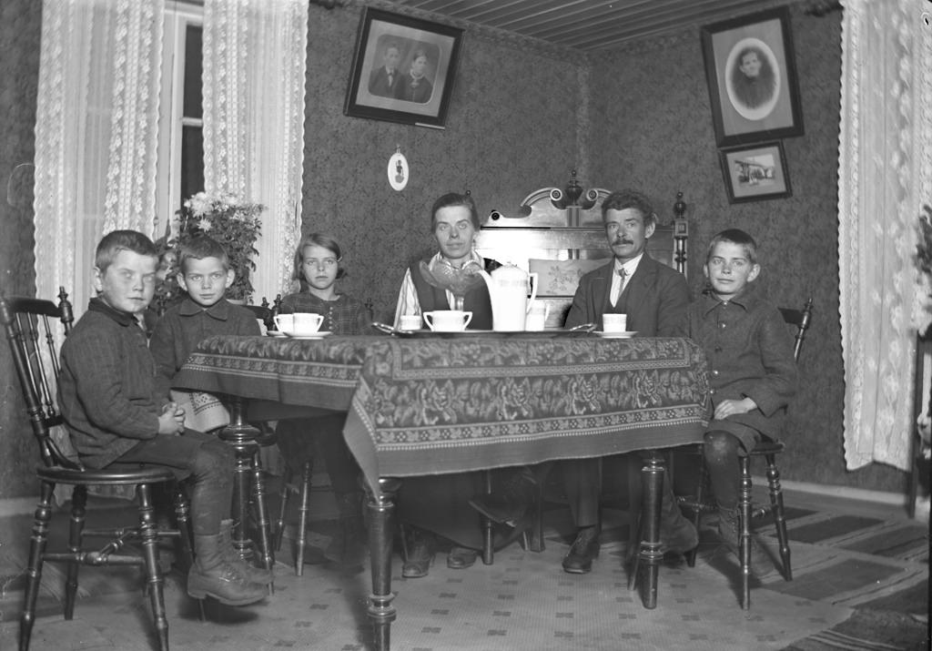 #44 A family in Söderholms, 1926.