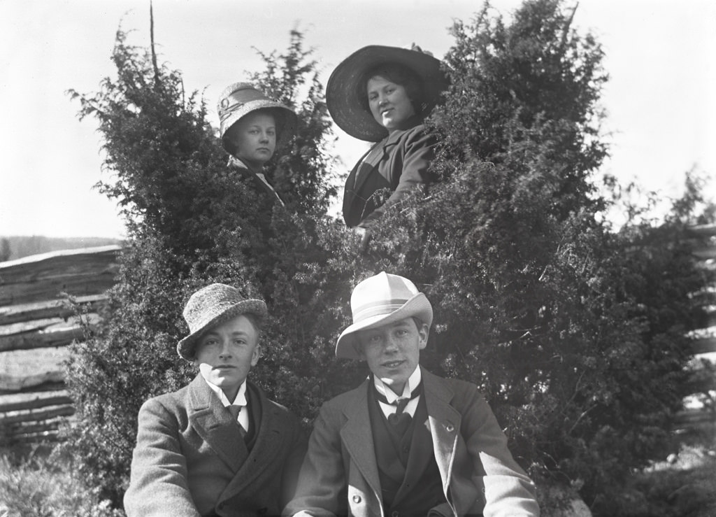 #47 Two in front and two behind the junipers. The women in the background is Carola Aurell and Maria Andersson. The young man on the left is called Henning Aurell and is the brother of Carol Aurell. The man on the right is not yet identified.