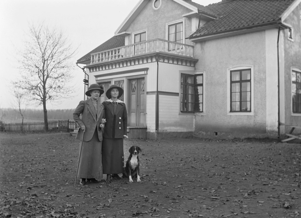 #74 Klara Thorsson and Carola Aurell (school teacher) outside the school in Frinnaryd.