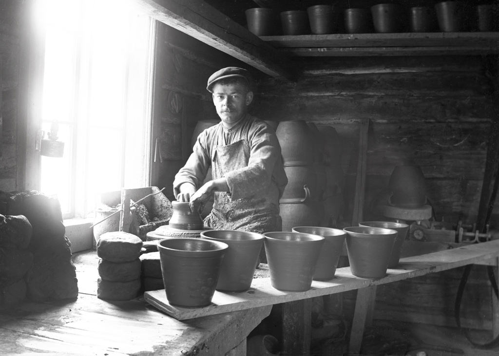 #71 The potter’s wheel Erik Söderholm (b. 1884) in Söderholms pottery, Frinnaryd, 1915.