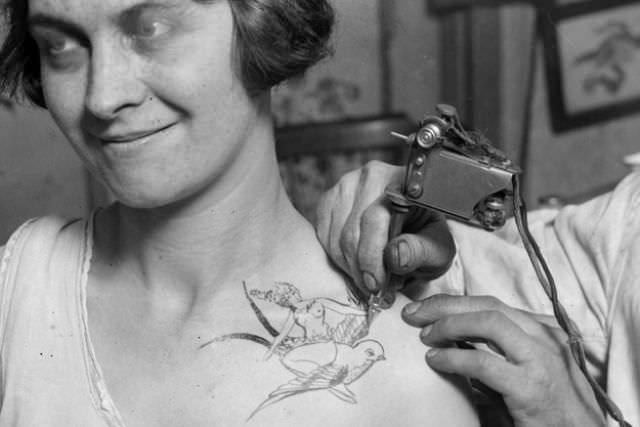#49 Lady getting a bird tattoo, 1928