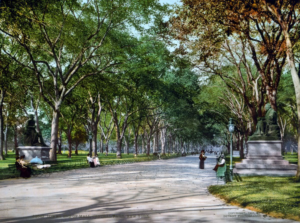 #10 The lower end of The Mall, Central Park, 1900