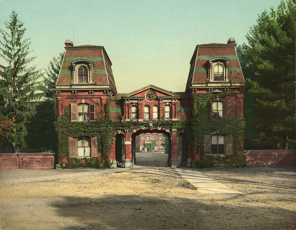 #11 The entrance of Vassar College, 1904