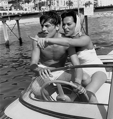 #9 Alain Delon et Bella Darvi faisant dur hors-bord devant la croisette le 5 mai 1958 pendant le festival Cannes — Alain Delon and Bella Darvi boating during Cannes film festival may 05, 1958