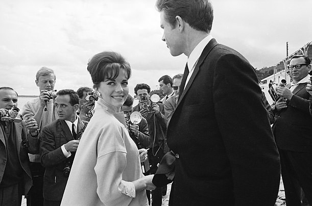#7 American actors Natalie Wood (1938 – 1981) and Warren Beatty, who appeared together in ‘Splendor in the Grass,’ pose for photographers on the beach during the Cannes Film Festival, Cannes, France, May 1962.