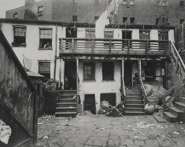#42 Headquarters of the Whyo gang, Bottle Alley