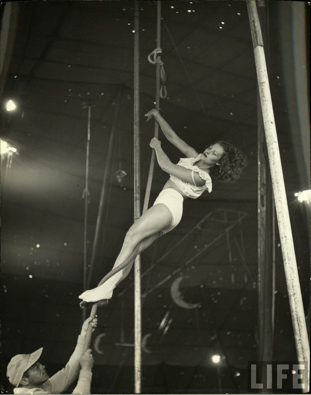 Circus Girls Of Sarasota: Vintage Photos Documenting Daily Life of Sassy Acrobat Performers, 1949 S