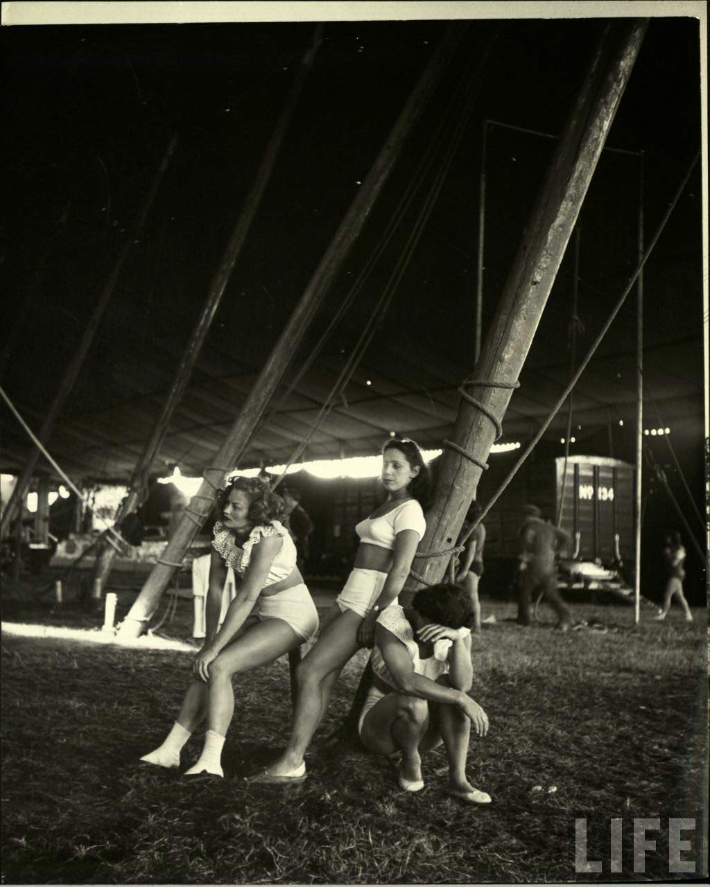 Circus Girls Of Sarasota: Vintage Photos Documenting Daily Life of Sassy Acrobat Performers, 1949 S