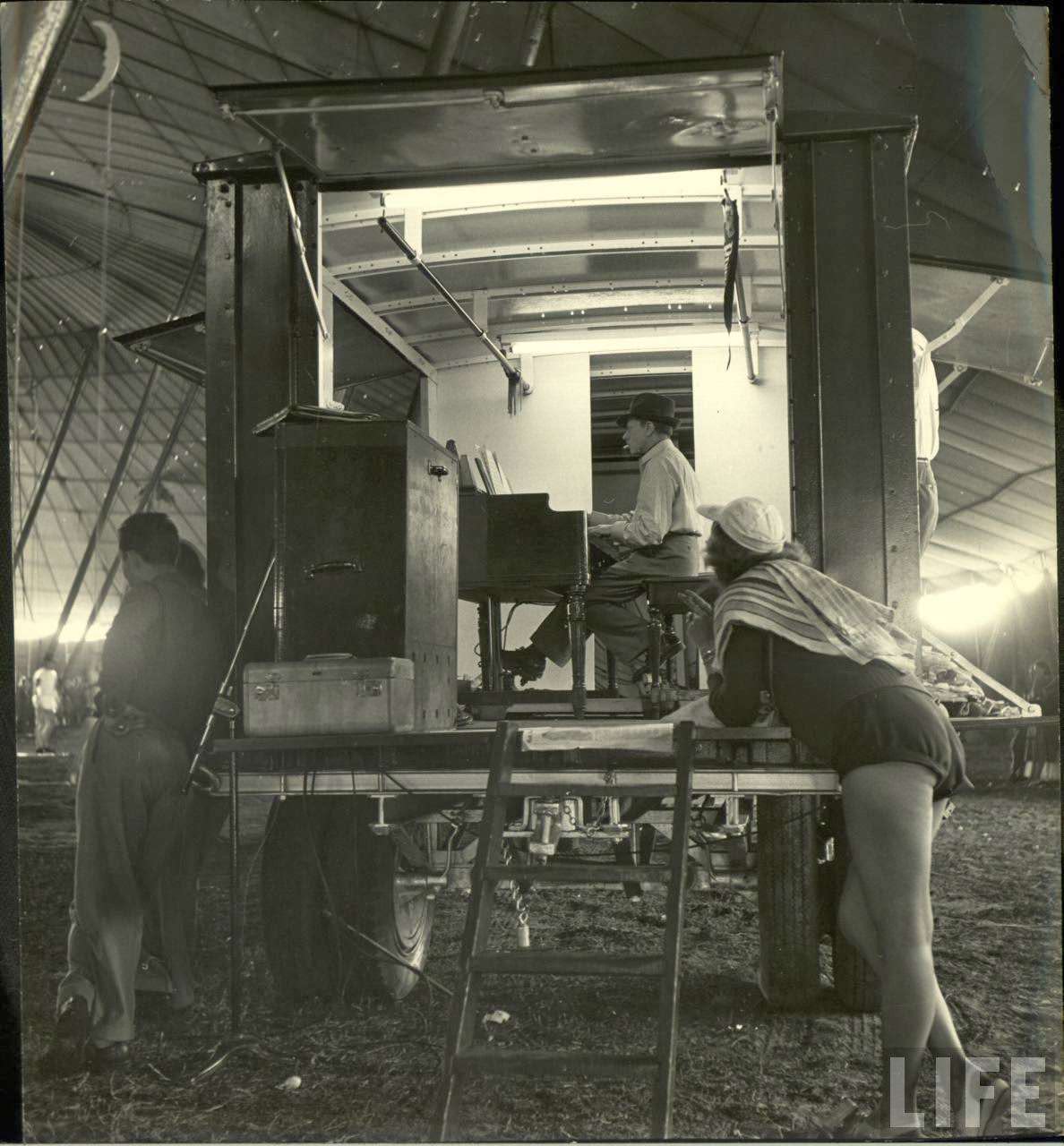 Circus Girls Of Sarasota: Vintage Photos Documenting Daily Life of Sassy Acrobat Performers, 1949 S