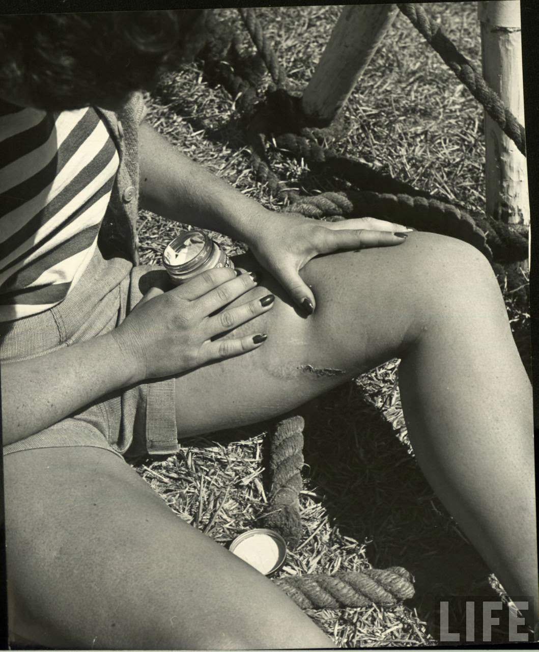 Circus Girls Of Sarasota: Vintage Photos Documenting Daily Life of Sassy Acrobat Performers, 1949 S