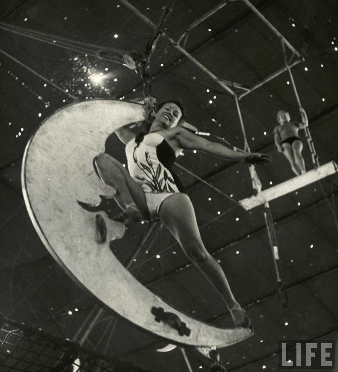 Circus Girls Of Sarasota: Vintage Photos Documenting Daily Life of Sassy Acrobat Performers, 1949 S