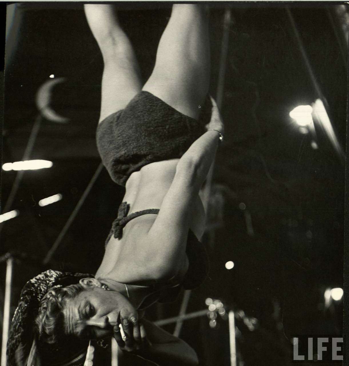 Circus Girls Of Sarasota: Vintage Photos Documenting Daily Life of Sassy Acrobat Performers, 1949 S