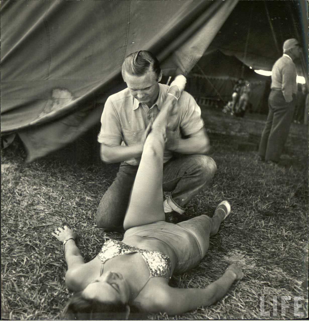 Circus Girls Of Sarasota: Vintage Photos Documenting Daily Life of Sassy Acrobat Performers, 1949 S
