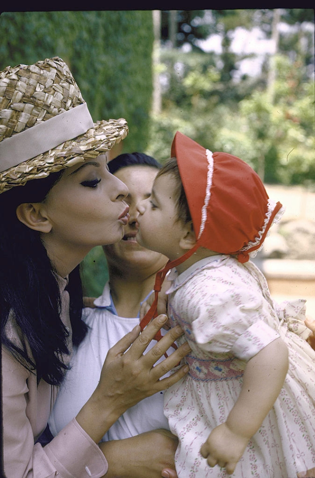 #17 Sophia Loren giving her niece a kiss.
