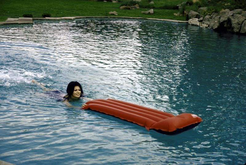#5 Sophia Loren swimming in the pool at her villa.