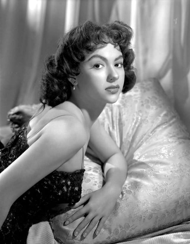 #68 The Unstoppable Rise of Young Rita Moreno: A Glimpse into the Early Life of an EGOT Legend #68 Celebrit
