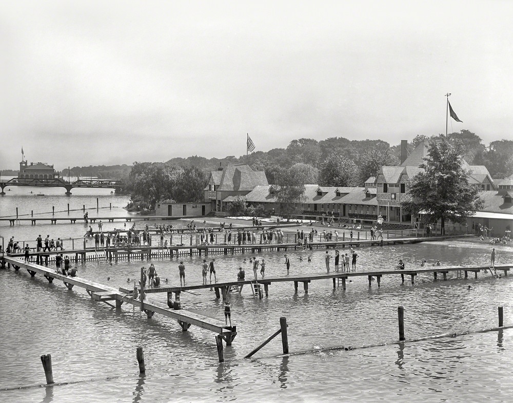 Bath house at Belle Isle, Detroit, 1910