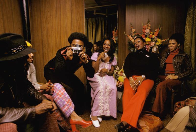 Gladys Knight &; friends backstage at the Apollo, Harlem in 1973