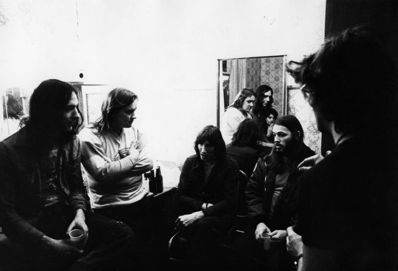 Pink Floyd’s Robbie Williams, Mick Kluczinsky, Roger Waters, Rick Wright (visible in mirror), David Gilmour backstage in Burmingham on December 4, 1974