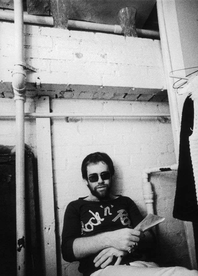 Elton John relaxes backstage at Doug Weston’s Troubadour on August 25, 1970 in Los Angeles (now West Hollywood), California