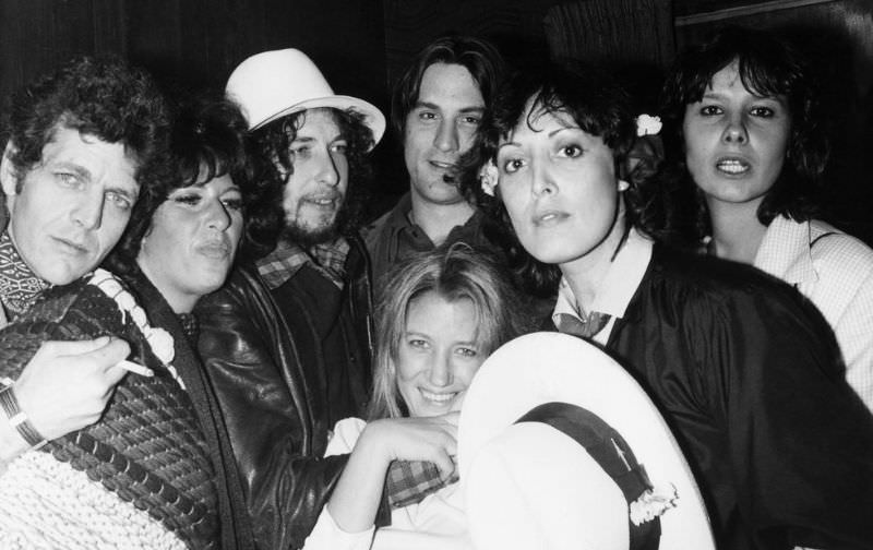 David Blue, Lainie Kazan, Bob Dylan, Robert De Niro, Sally Kirkland, Ronee Blakley, and Martine Getty backstage at the Roxy for Ronee Blakley’s concert on August 18, 1976 in Los Angeles, California