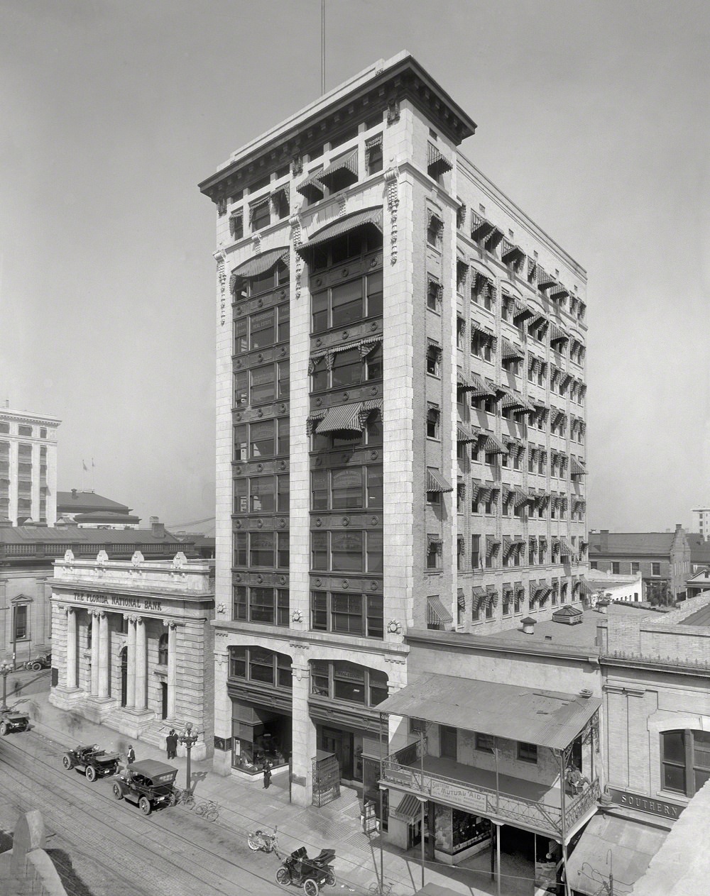 Bisbee Building on Bankers’ Row.” The city’s first skyscraper, still standing on Forsyth Street. Jacksonville, 1910
