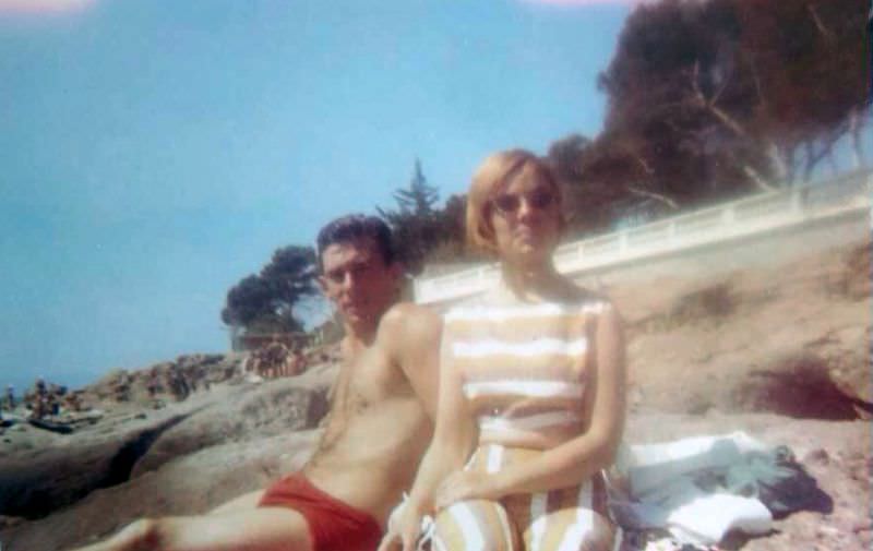 #3 Reggie Kray and wife Frances sunbathing on the beach in November 1964 in southern Spain
