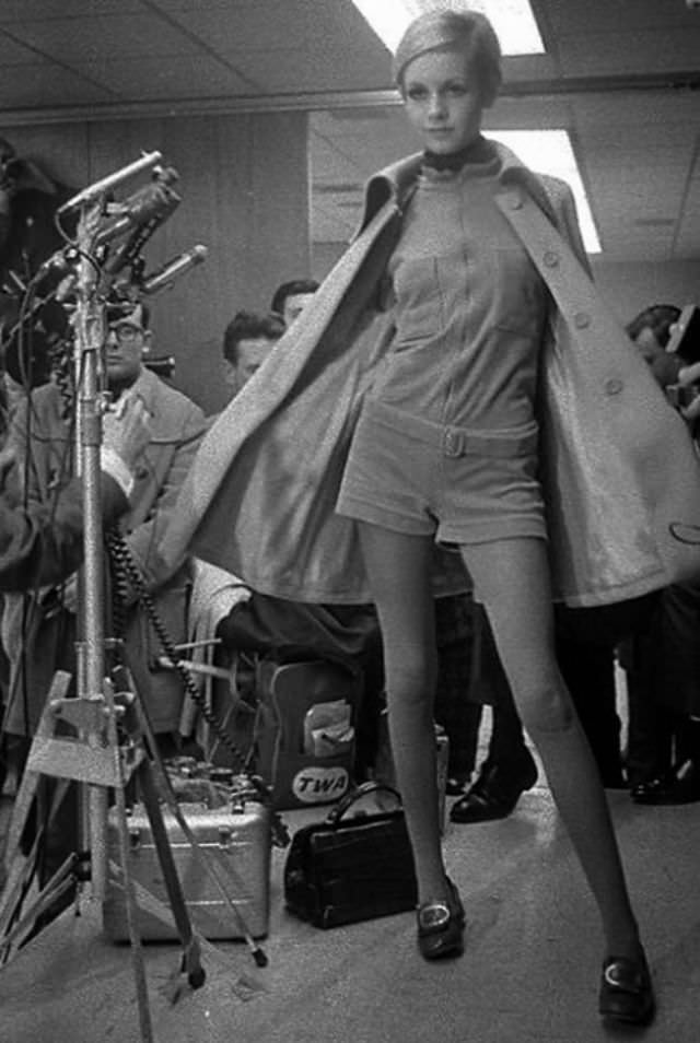 Hot Pants: One Of The Hottest Fashion Style Of the 70s Fashion &; Culture