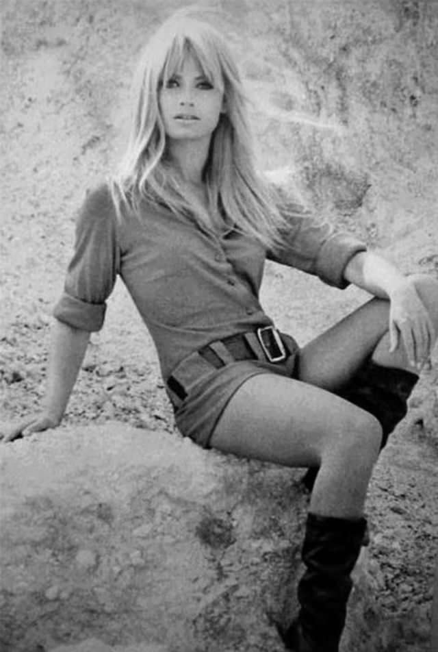Hot Pants: One Of The Hottest Fashion Style Of the 70s Fashion &; Culture