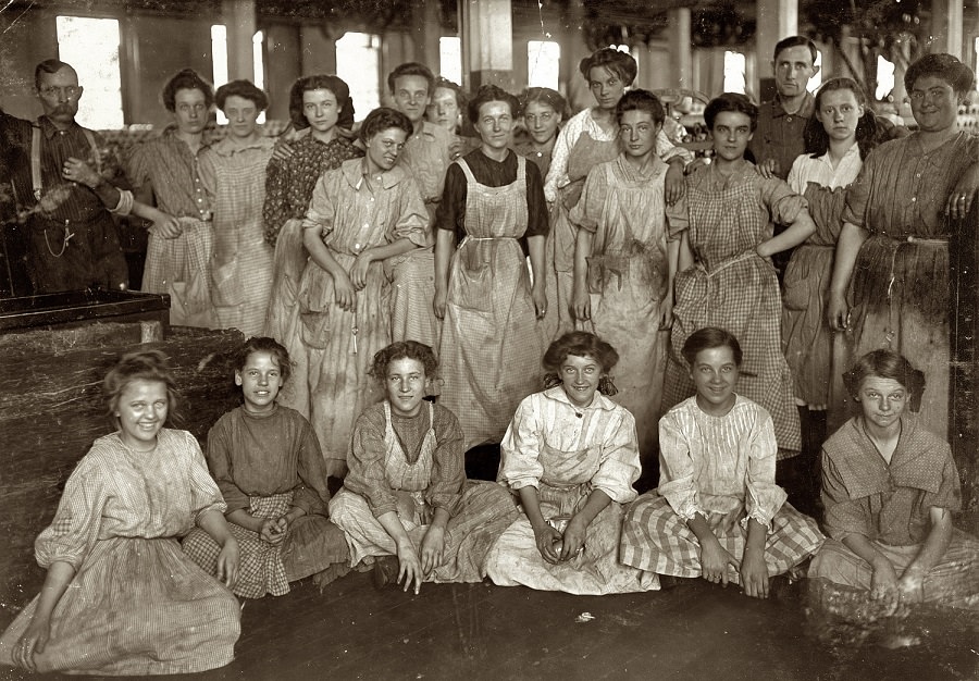 #19 Noon hour in an Indianapolis cotton mill. Witness, E.N. Clopper, Indianapolis, 1908
