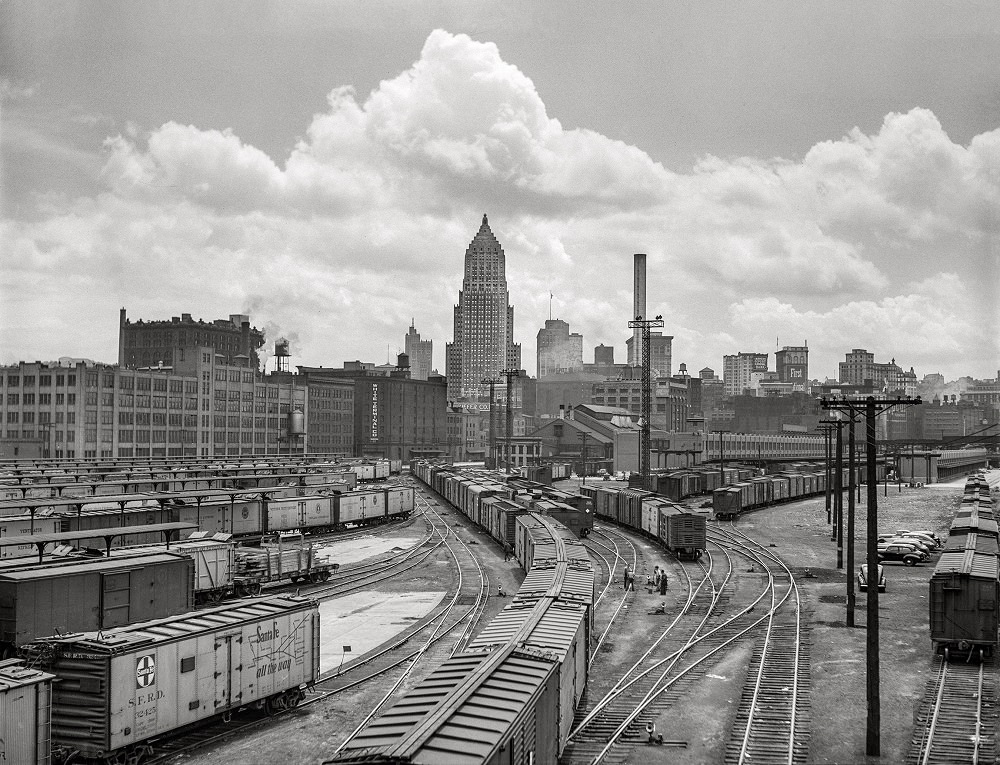 Pittsburgh, Pennsylvania. “Carloads of fruits and vegetables at city terminal, Pittsburgh, Pennsylvania, June 1941