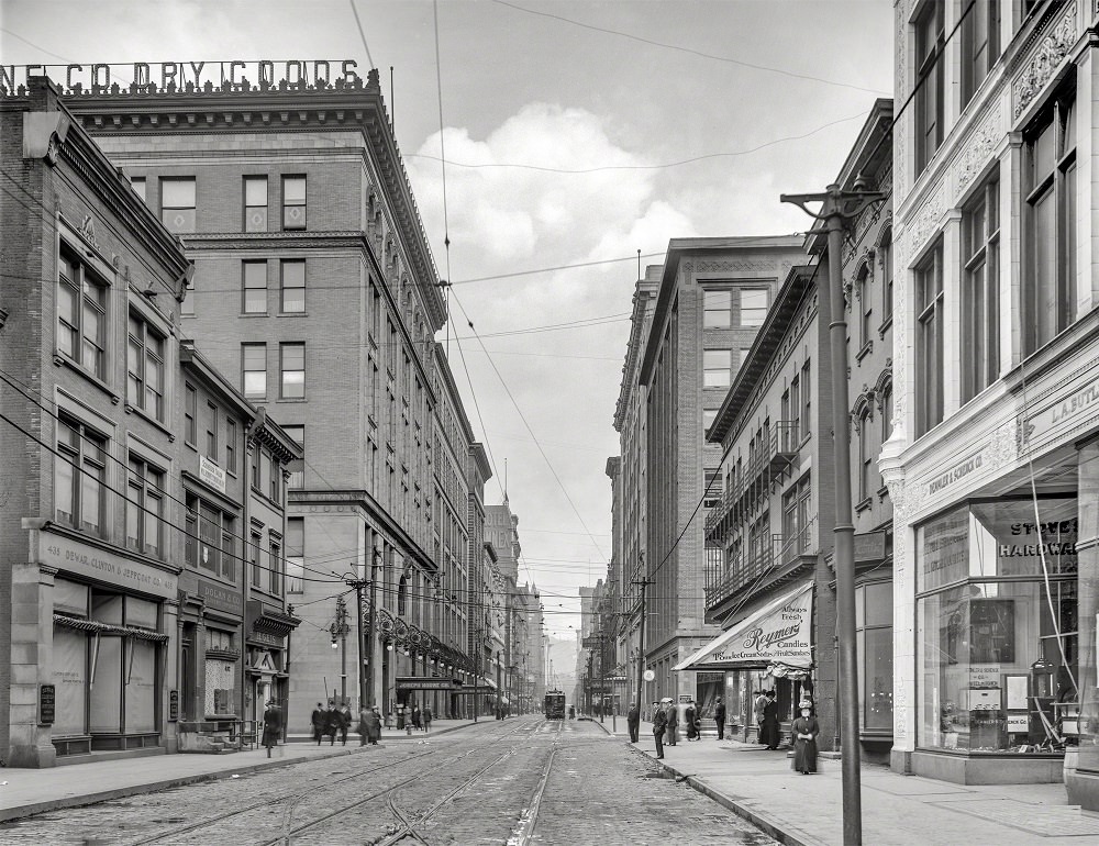 Pennsylvania Avenue and Joseph Horne’s store, Pittsburgh, 1912