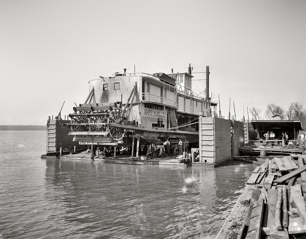 #16 A Mississippi River floating dry dock, Vicksburg, 1905