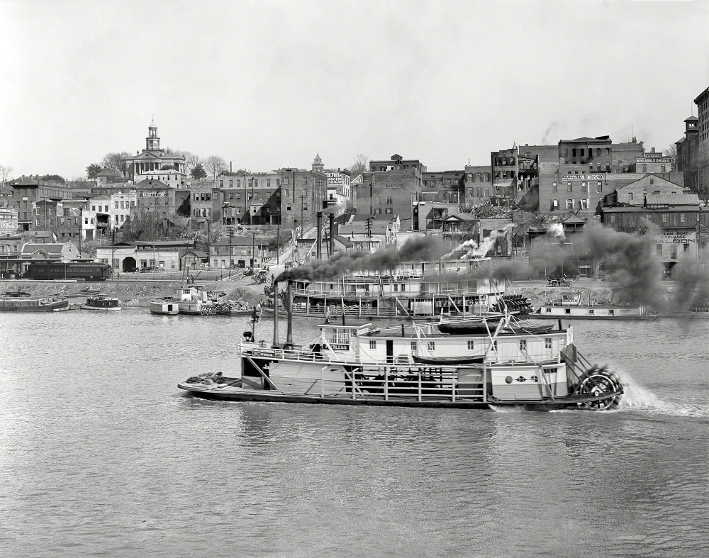 #4 Vicksburg waterfront and sternwheeler Peerless, The Mississippi River circa 1909