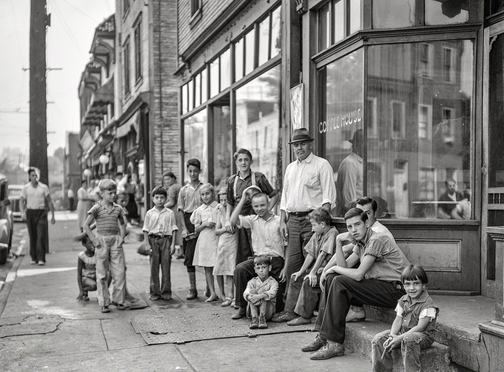 #10 Coffee shop in Ambridge, Pennsylvania, July 1938